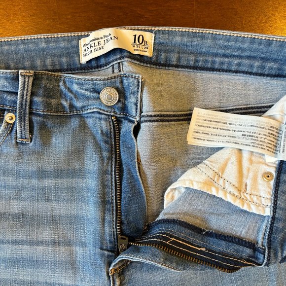 A&F Highrise Ankle Jean - Picture 4 of 4